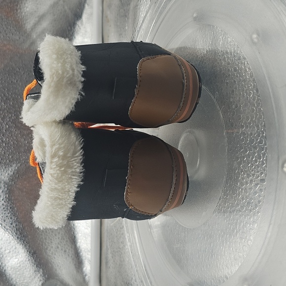 E Black And Orange With A White Fur Top But Thay Do Not Have A Brand On Them - Picture 3 of 7